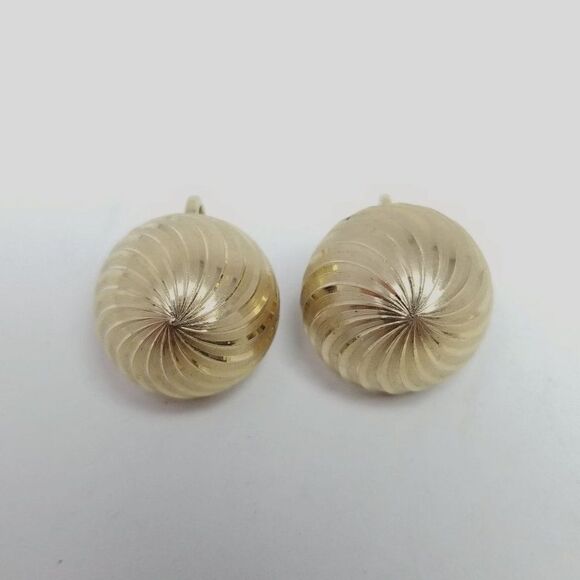 Vintage Gold Tone Dome Clip On Earrings, Spiral Etched Design, Retro Estate - Picture 1 of 7